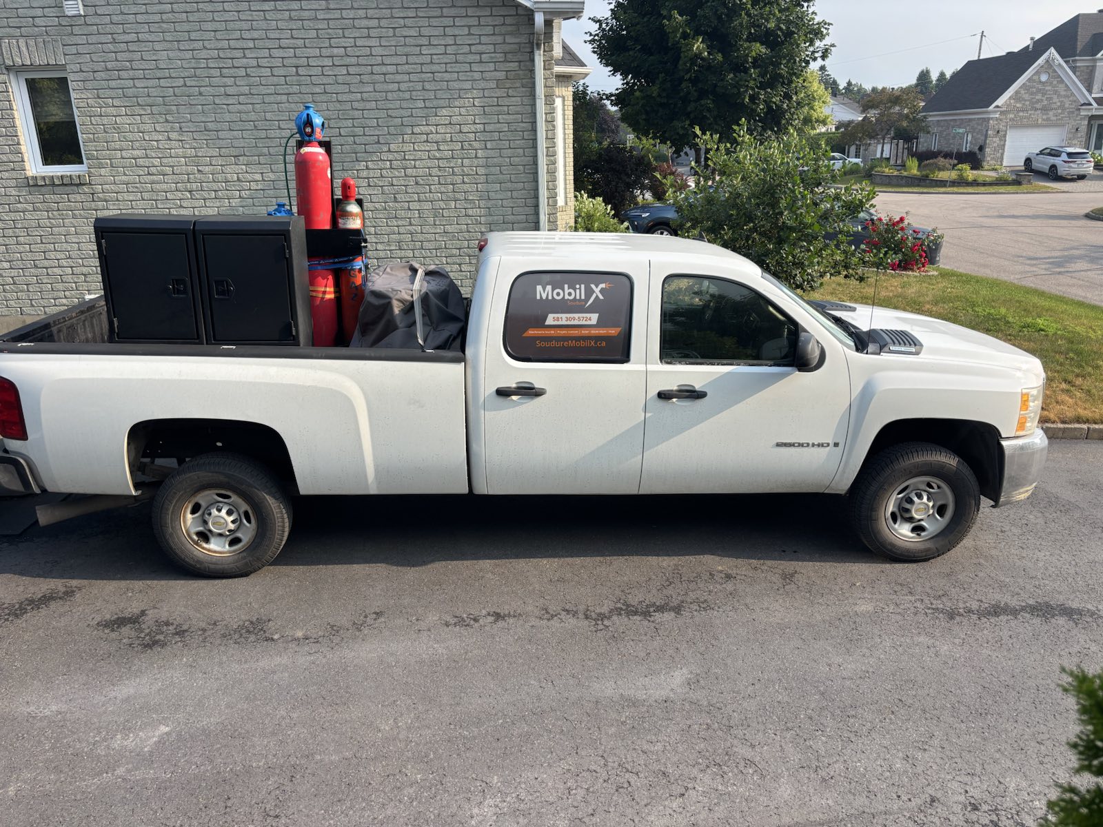 Camion de soudure mobile Silverado 2500HD de Soudure MobilX avec bouteilles de gaz et coffres d'outils