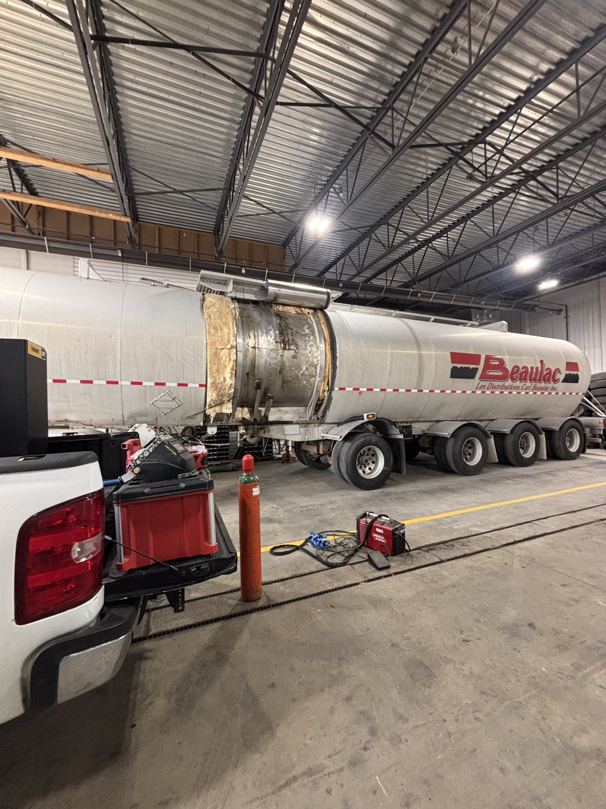 Réparation par soudure d'une citerne de camion-remorque pour une compagnie de transport au Québec