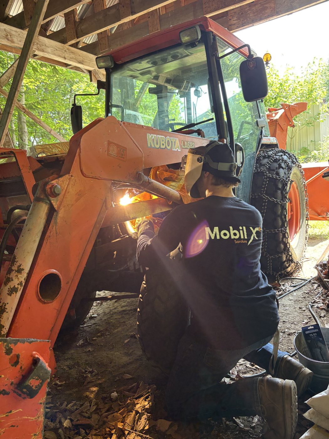 Réparation par soudure d'un chargeur de tracteur Kubota directement sur place dans la région de Québec