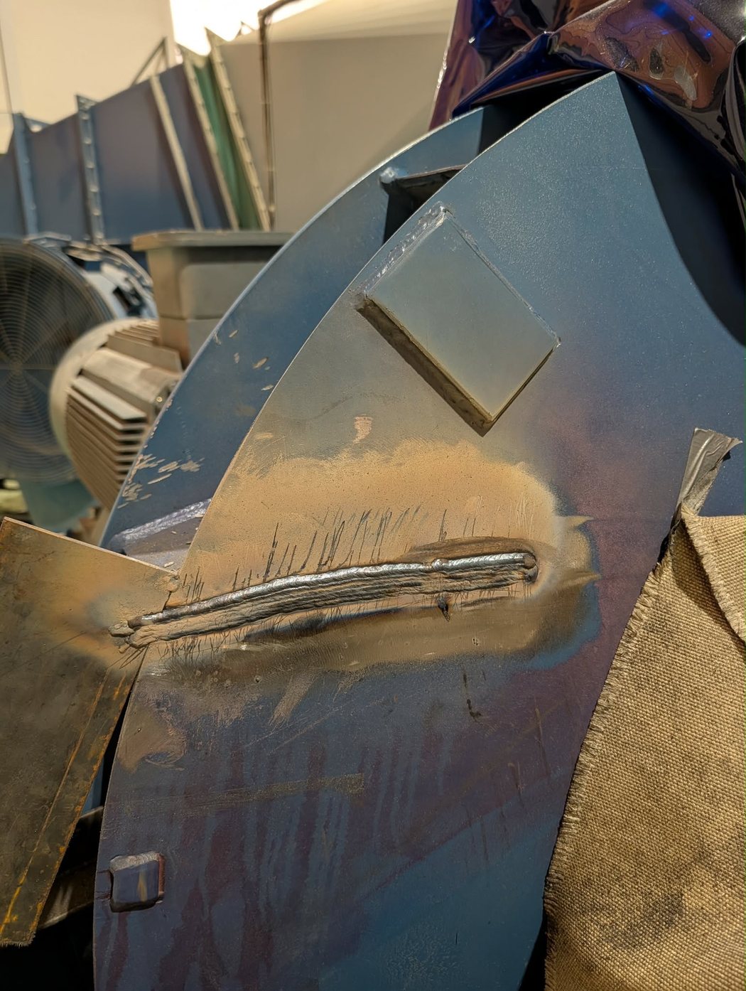 Gros plan d'une soudure multipasse réalisée par Soudure MobilX sur une structure d'acier industrielle